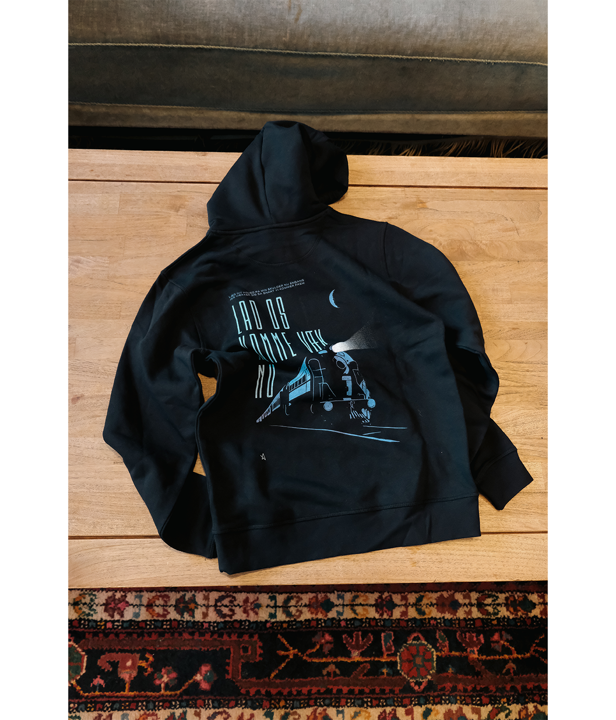 Lad Os Komme Væk Nu, Hoodie